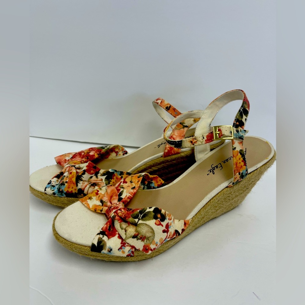American Eagle Flower print Wedge size 11